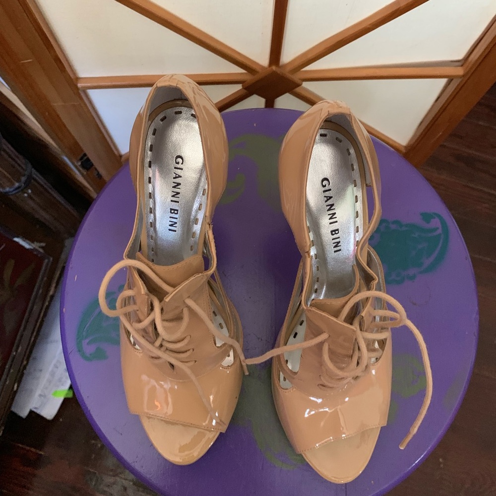 Nude cream or natural colored heels
